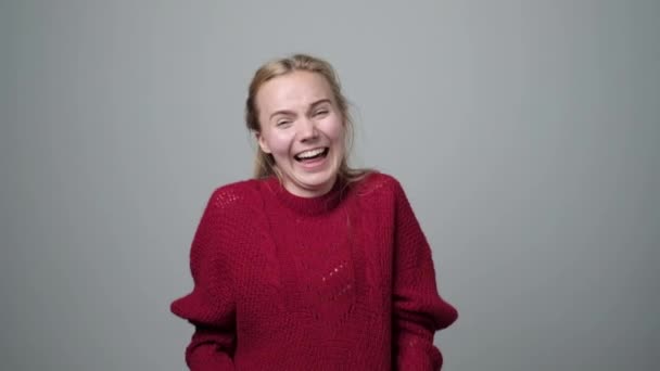 Blonde kaukasiska kvinna som pekar och skrattar åt dig — Stockvideo