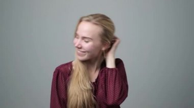 Komik sevimli gülümseyen kadın gülüyor. Pozitif yüz duygu.