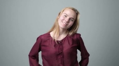 Komik sevimli gülümseyen kadın gülüyor. Pozitif yüz duygu.