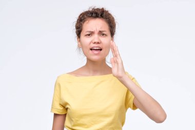 Ağzı yanında asyalı kadın bir şey söylemek ya da birini aramak