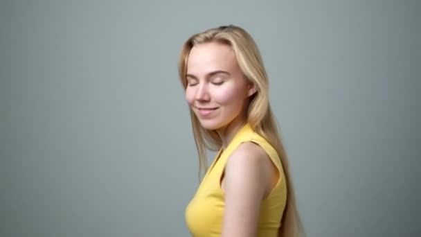 Ritratto di ragazza sorridente in studio. Primo piano di donna felice sorridente sulla macchina fotografica . — Video Stock