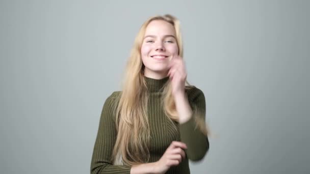 Glimlachend meisje portret in Studio. Close-up van gelukkige vrouw glimlachend op camera. — Stockvideo