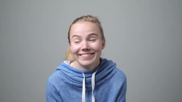 Retrato de menina sorridente no estúdio. Close up de mulher feliz sorrindo na câmera . — Vídeo de Stock