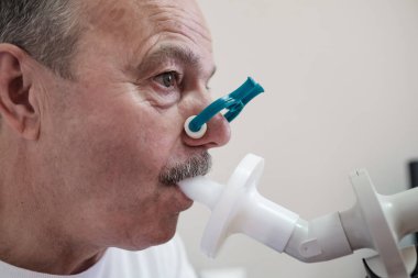 Üst düzey İspanyol adam spirometri ile solunum fonksiyonu test