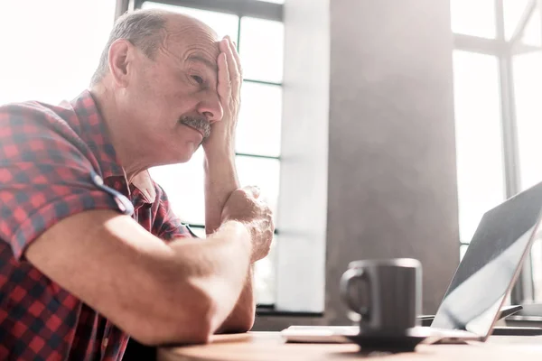 Hispânico velho estressado doente homem sentado na sala de estar . — Fotografia de Stock