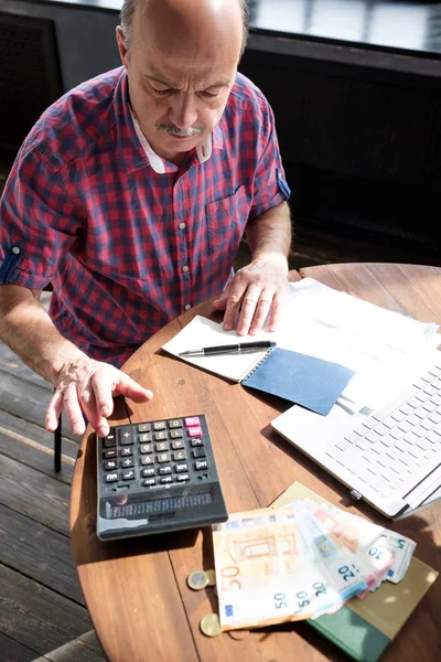 Hombre hispano maduro serio chequeando finanzas caseras calculando dinero . —  Fotos de Stock