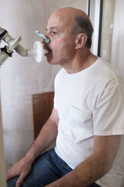 Üst düzey İspanyol adam spirometri ile solunum fonksiyonu test