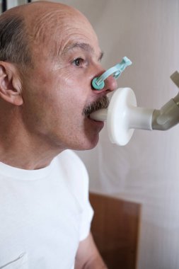 Üst düzey İspanyol adam spirometri ile solunum fonksiyonu test