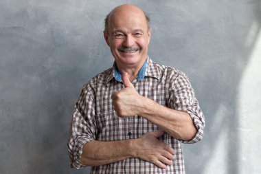 Beyaz arka plan üzerinde parmak pes, neşeli, orta yaşlı adam