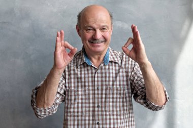 Üst düzey kel İspanyol adam Ok işareti gösteren