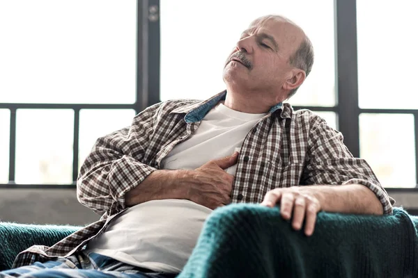 El hombre mayor está teniendo un ataque al corazón. Mala salud a la vejez — Foto de Stock