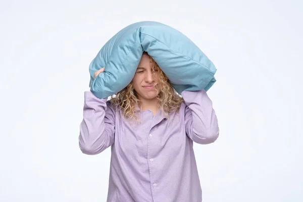 Frau mit Kopfkissen versucht noch etwas zu schlafen, will nicht aufstehen — Stockfoto