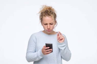Clueless genç kıvırcık kız onun akıllı telefon ile sorun yaşıyorsanız