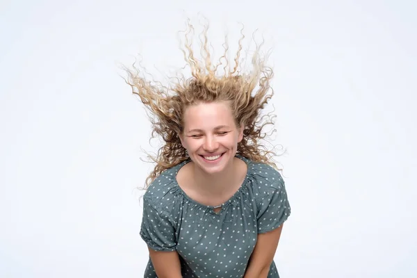 Blonďatý mladý model ve studiu s vlasy foukané větrem — Stock fotografie