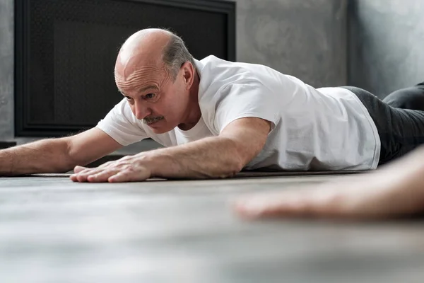 Человек в Кобра или сфинкс поза bhujangasana вариации в тренажерном зале — стоковое фото