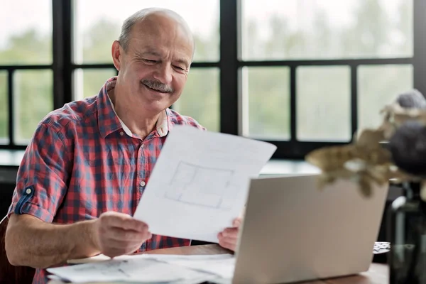 Plano de exploração homem de novo plano decidindo fazer um investimento — Fotografia de Stock