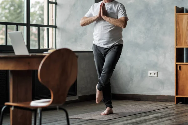 Adam tek bacak yoga dengesi varyasyon ayakta. Yüz görünümü yok. — Stok fotoğraf