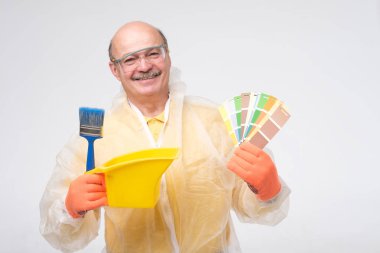 Elinde renk swatches ile İspanyol olgun ressam adam