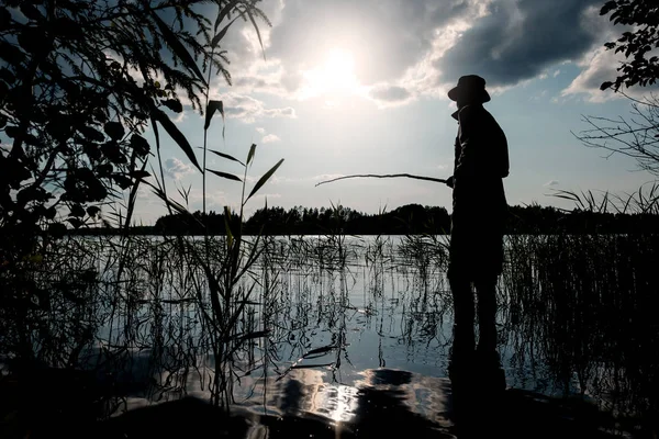 Fischer-Silhouette. Mann angelt im Urlaub am See — Stockfoto