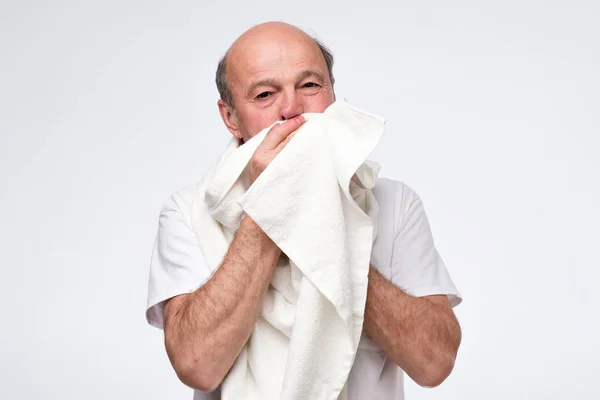 Homem hispânico sênior limpando seu rosto com toalha depois de lavá-lo . — Fotografia de Stock