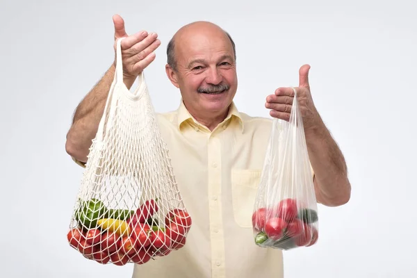 Mature hispanic man prefers to use a cotton bag for his shopping. — Stock Photo, Image
