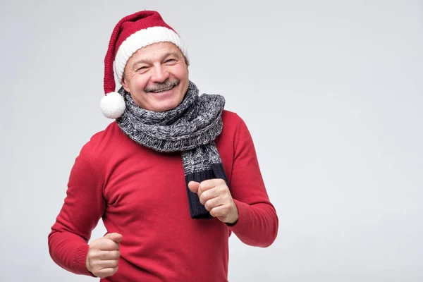 Homme hispanique sénior excité en casquette de Noël rouge dansant — Photo