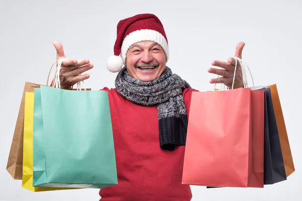 Vezető hispán férfi gazdaság színes vásárlás bagsafter vásárlás — Stock Fotó
