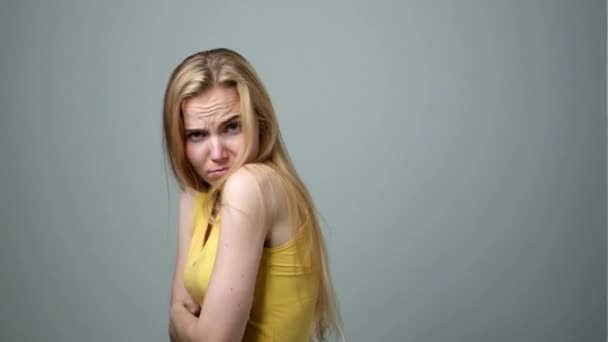 Blonde woman feels badly having problem and difficulties. — Stock Video