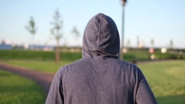 Homem correndo no parque se preparando para a maratona — Vídeo de Stock