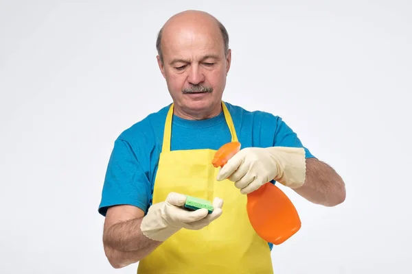 Spaanse man van schoonmaakservice klaar voor opruimen van een platte — Stockfoto