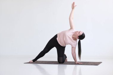Kadın Side Plank Duruş yapıyor, Vashista Poz, Vasisthasana