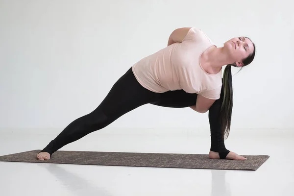 Omurga için lunge egzersiz yapan kadın, utthita parshvakonasana varyasyonu — Stok fotoğraf