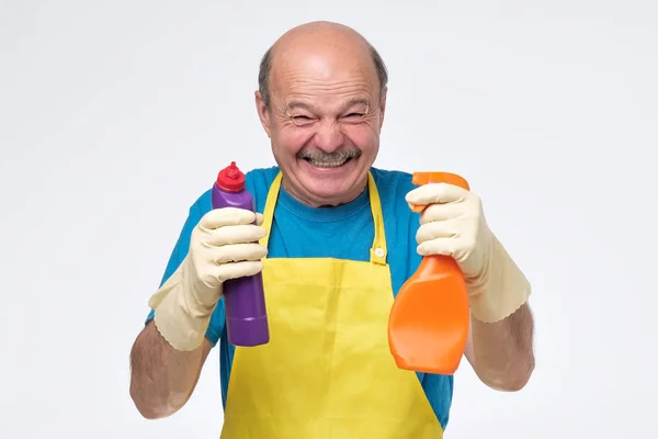 Muž s vtipnou grimasa z čistírny připravený na úklid bytu — Stock fotografie
