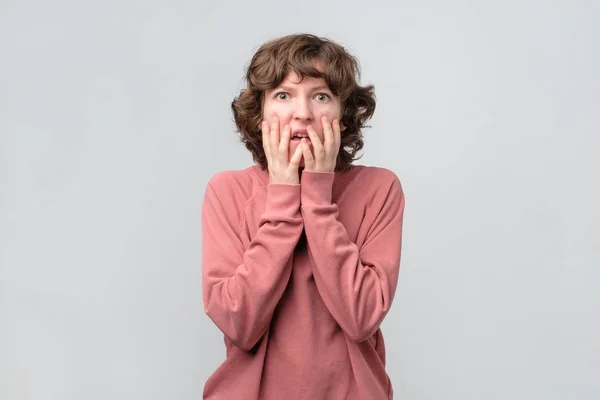 Jonge krullend vrouw in shock, vergeten belangrijke vergadering — Stockfoto