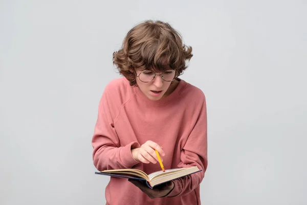 Νεαρή γυναίκα σε αστεία γυαλιά διαβάζοντας το βιβλίο — Φωτογραφία Αρχείου