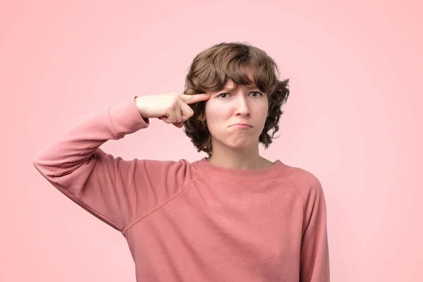 Funny mature female generates new idea in mind, looks thoughtfully at camera — Stock Photo, Image