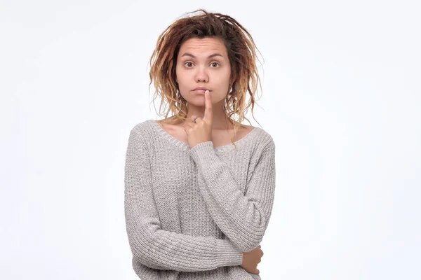 Bella asiatico donna in pensiero con dito vicino labbra — Foto Stock