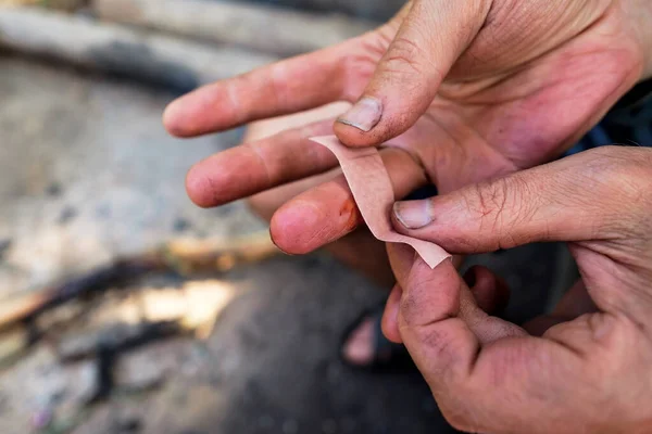 Poner yeso adhesivo en el dedo índice al aire libre en el senderismo —  Fotos de Stock