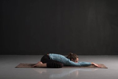 Kafkasyalı kadın Utthita Balasana 'da yoga egzersizi yapıyor, dinlenmek için..