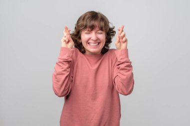 Heyecanlı bakışları olan, şans dileyen bir kadın.