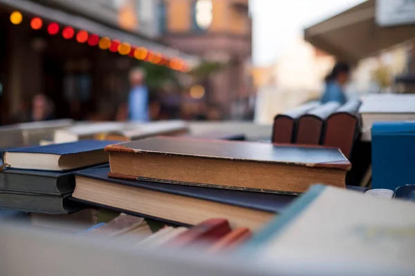 Bücher aus zweiter Hand zum Verkauf auf einem Straßenbuchmarkt — Stockfoto