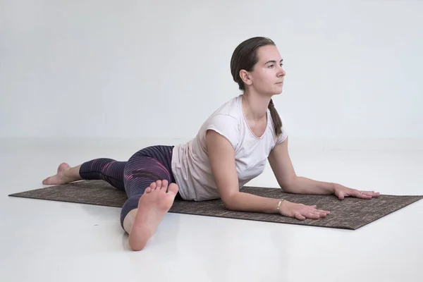 Kvinna arbetar ut gör yoga eller pilates motion stretching hennes ben — Stockfoto