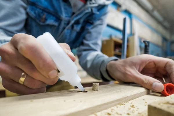 Using glue to connect parts of wooden timbers. — Stock Photo, Image