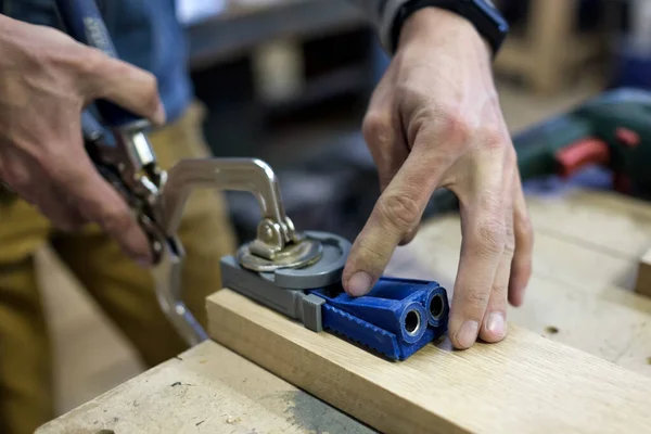 Carpenter installa la cerniera dei mobili. Concetto di falegnameria foro tascabile . — Foto Stock