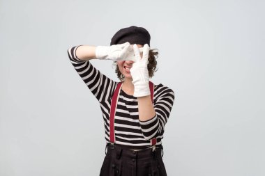 Esrar sembolü gösteren bir kadın. Sosyal medya kavramı.