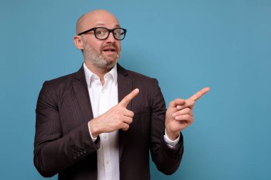 Takım elbiseli ve gözlüklü iş adamı önemli bilgilere dikkat çekiyor..