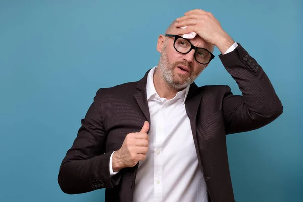 Italienischer Geschäftsmann in Anzug und Brille wischt sich den Schweiß ab — Stockfoto