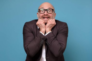 Yakışıklı adam heyecanla el çırpıyor, harika haberler alıyor.