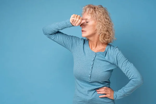 Зрелая женщина, страдающая головной болью или бессонницей, не имеющая силы — стоковое фото