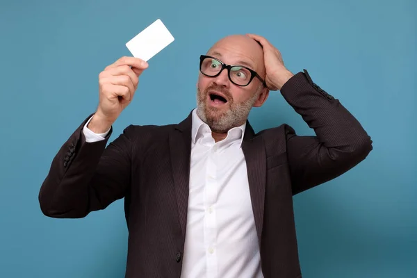 Italiensk man med kreditkort med hand på huvudet, chockad och förvånad — Stockfoto